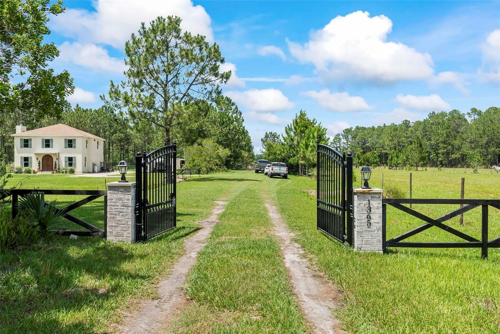 Property Photo: 1365 Shedd Lane FL 32174