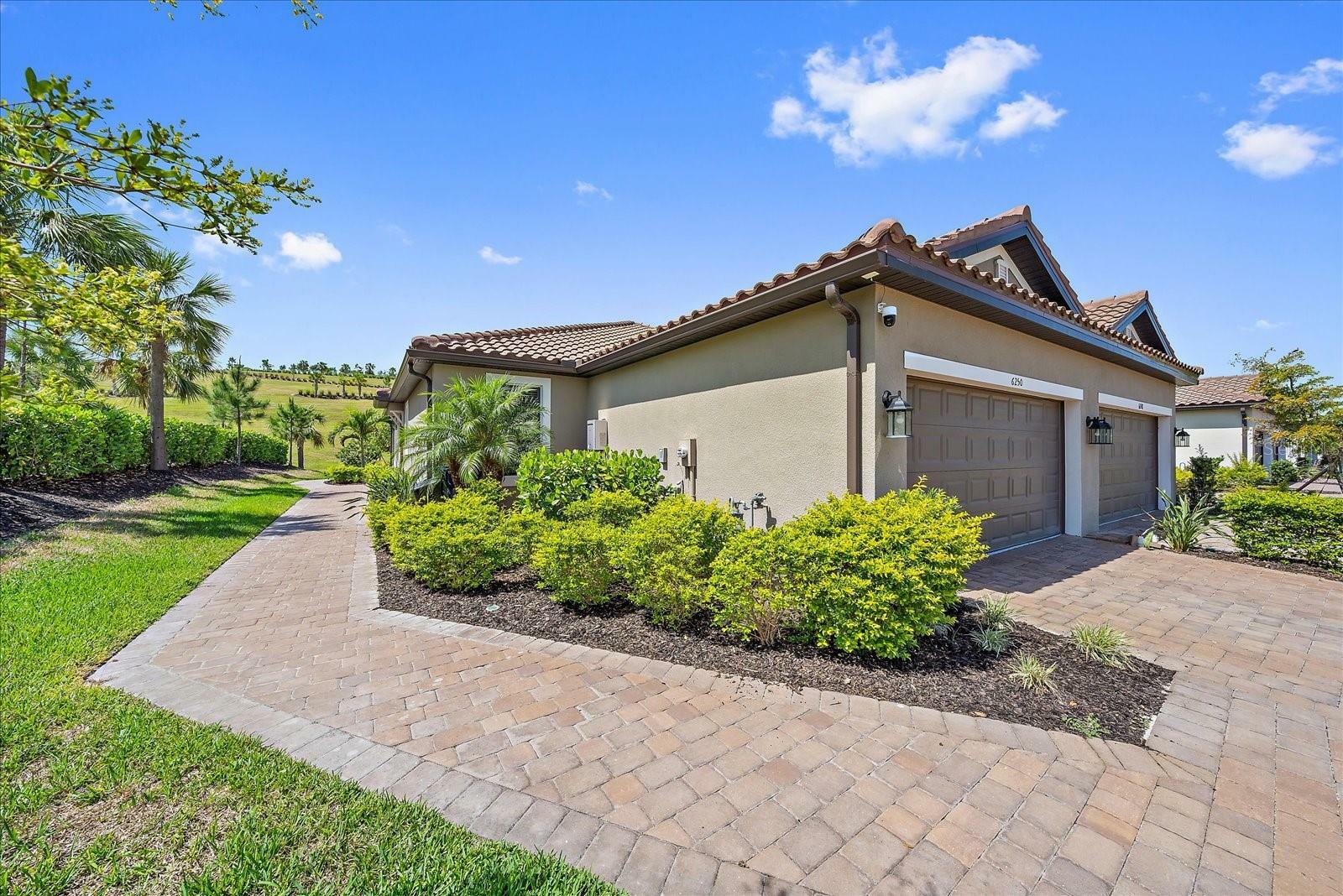 Property Photo: 6250 Grandview Hill Court FL 34203