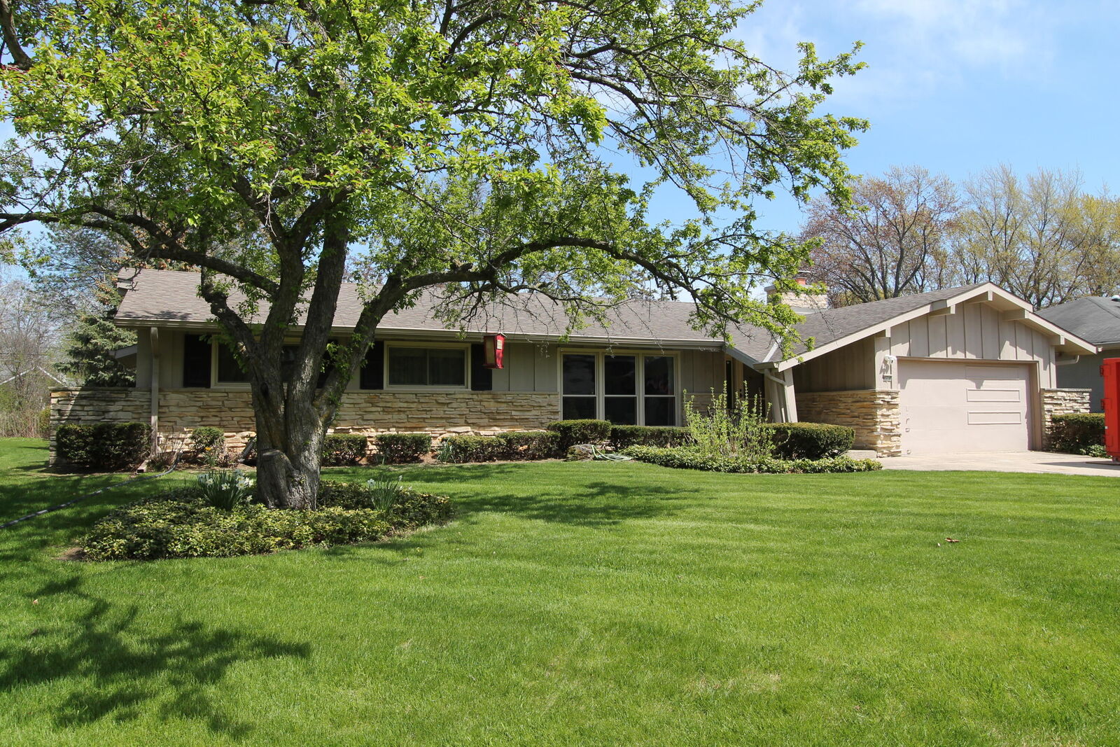Property Photo: 8570 N Greenvale Rd WI 53217