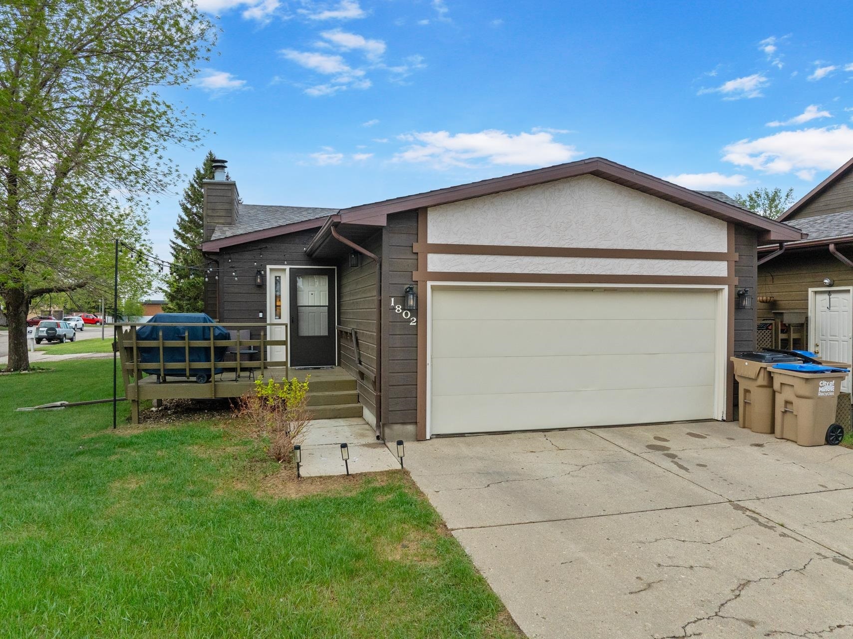 Property Photo: 1802 15 1/2 Street SW ND 58701