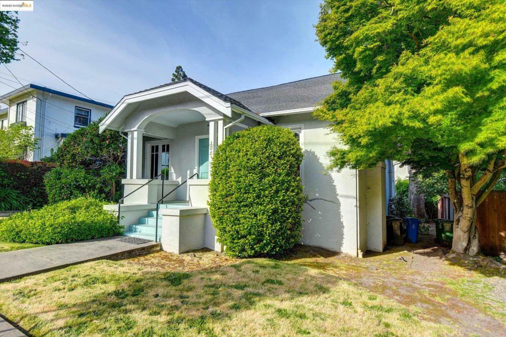 Property Photo: 105 Manor Dr CA 94611