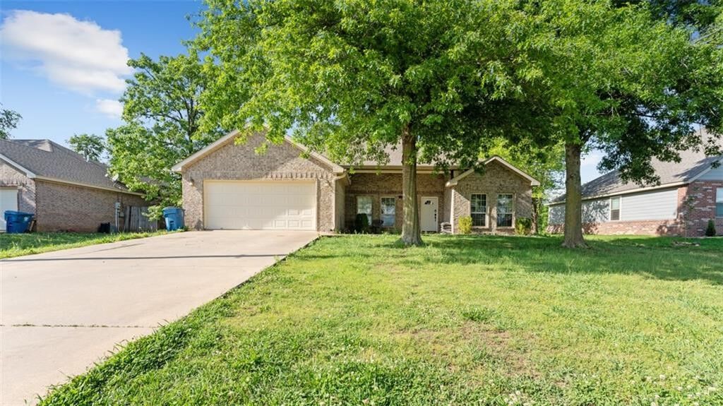 Property Photo:  1322 E Crawford Street  AR 72734 