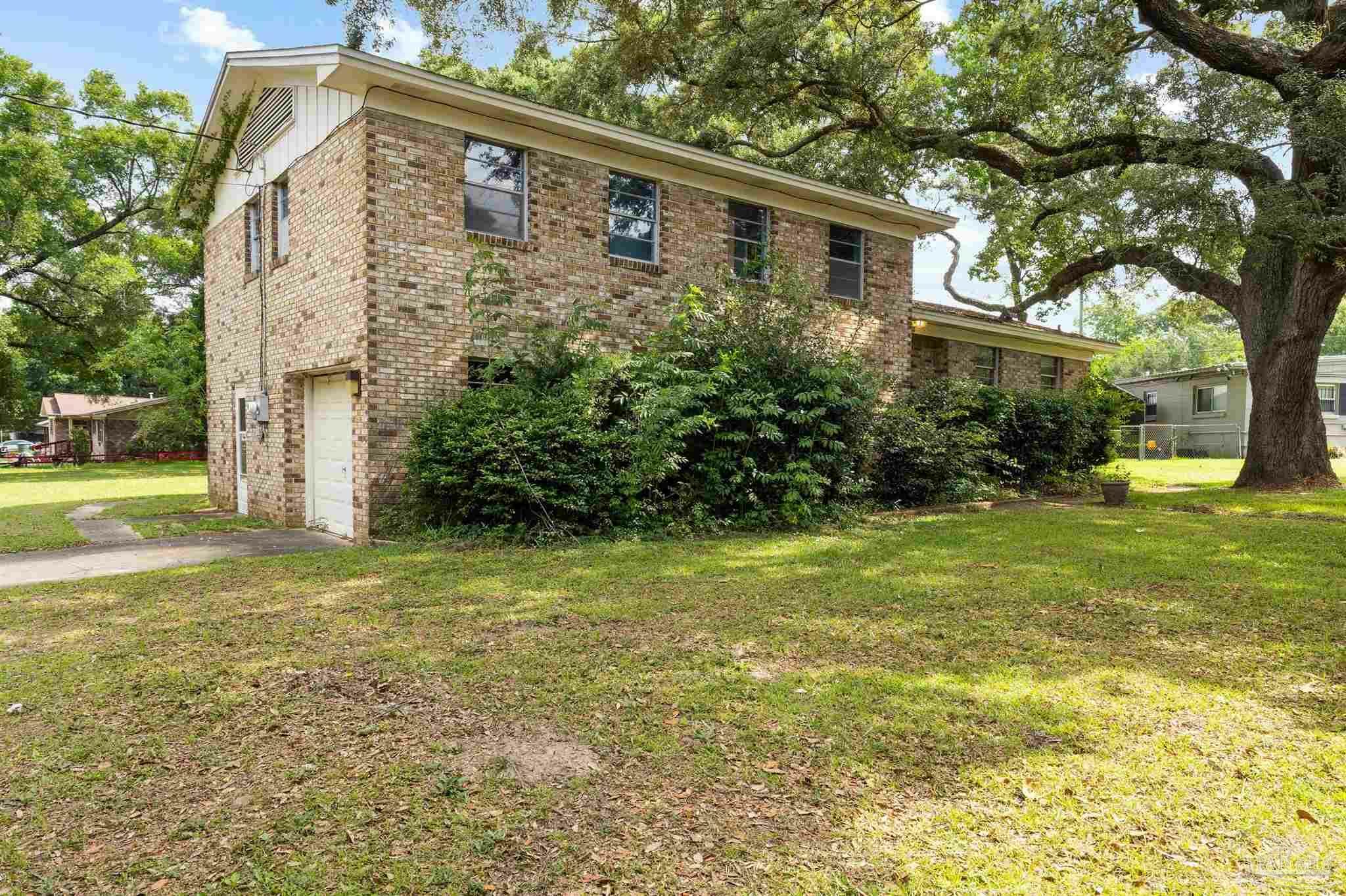 Property Photo: 1002 Montclair Rd FL 32505