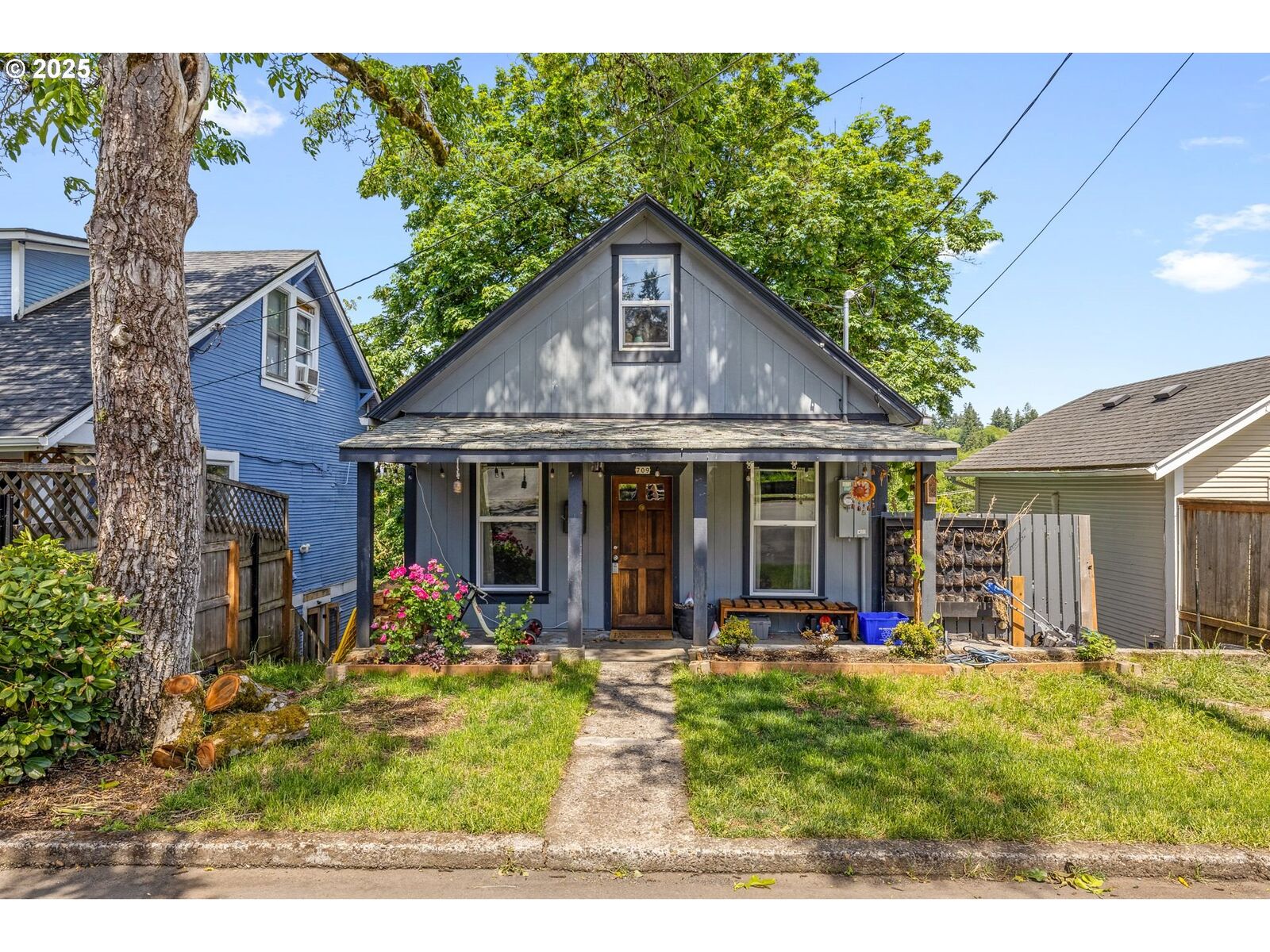 Property Photo:  709 10th St  OR 97045 