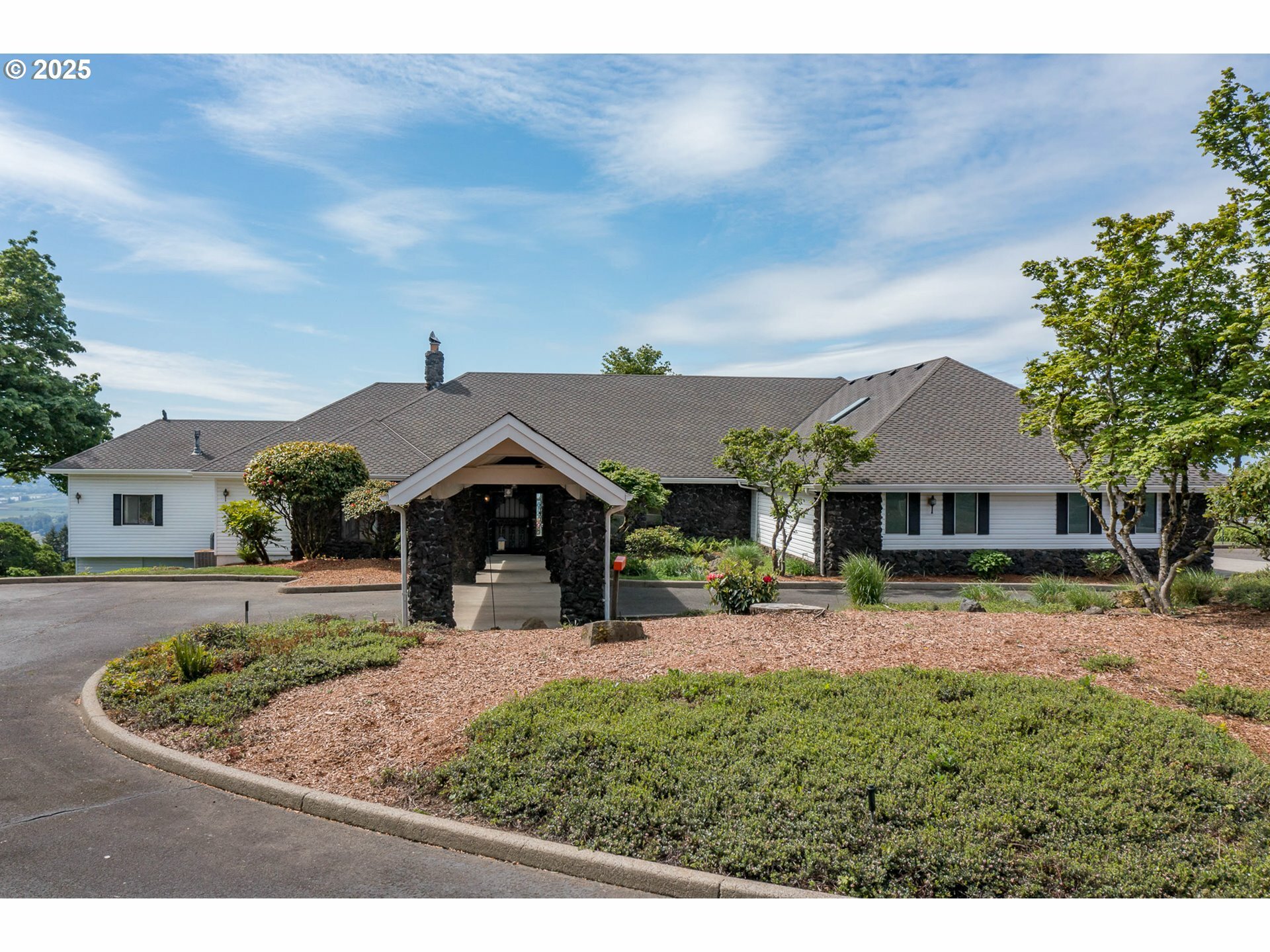 Property Photo: 3794 E Nanitch Cir S OR 97306