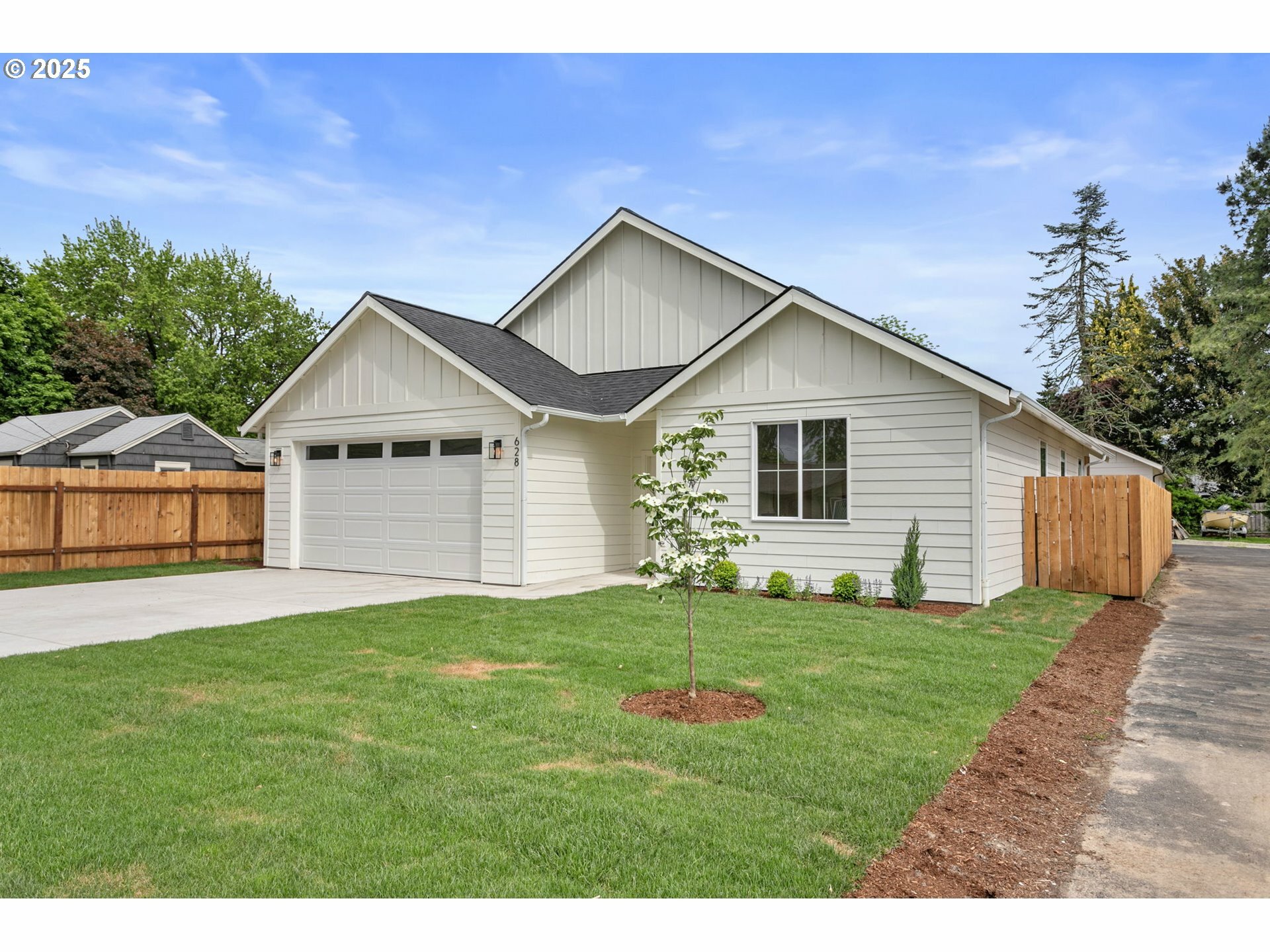Property Photo: 628 Cc St WA 98674