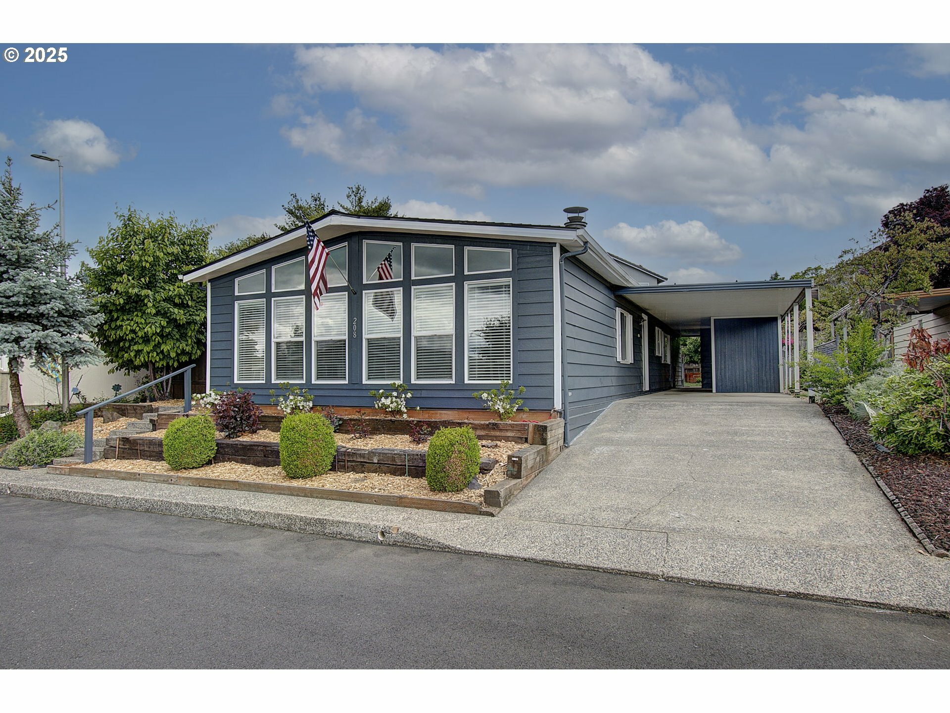 Property Photo: 17401 SE 39th St 208 WA 98683