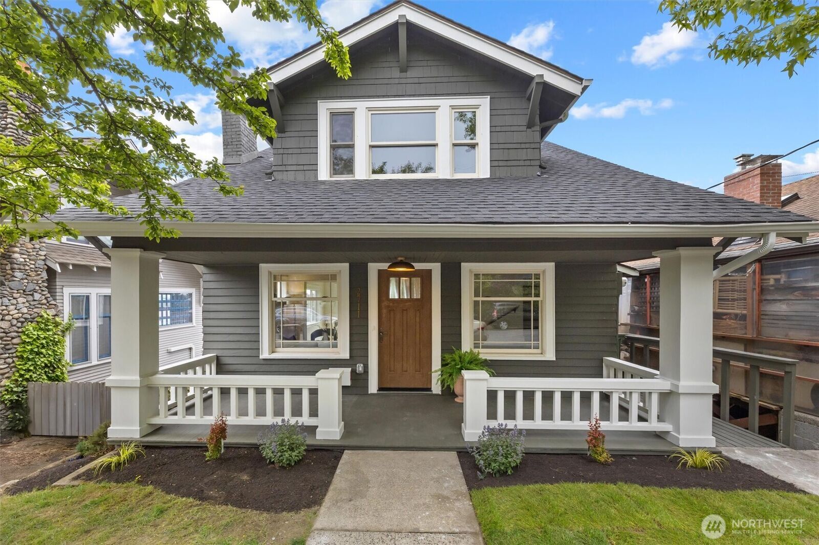 Property Photo:  2711  10th Avenue W  WA 98119 