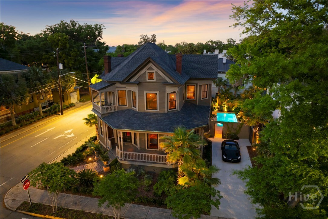 Property Photo: 102 E 38th Street GA 31401