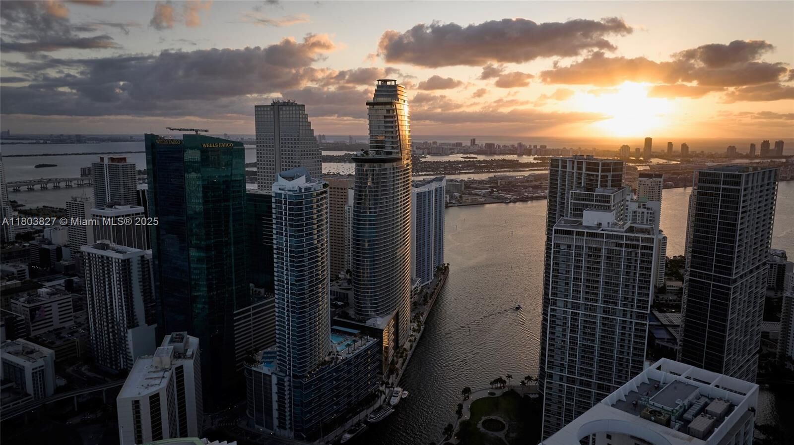 Property Photo:  300 Biscayne Blvd Way 2909  FL 33131 