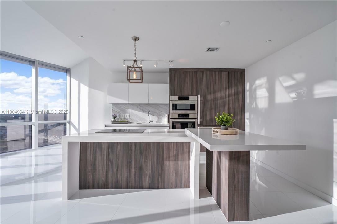 Property Photo: 851 NE 1st Ave 2904 FL 33132