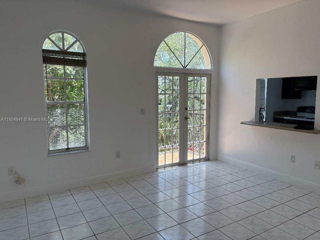 Property Photo: 111 Edgewater Dr 3B FL 33133