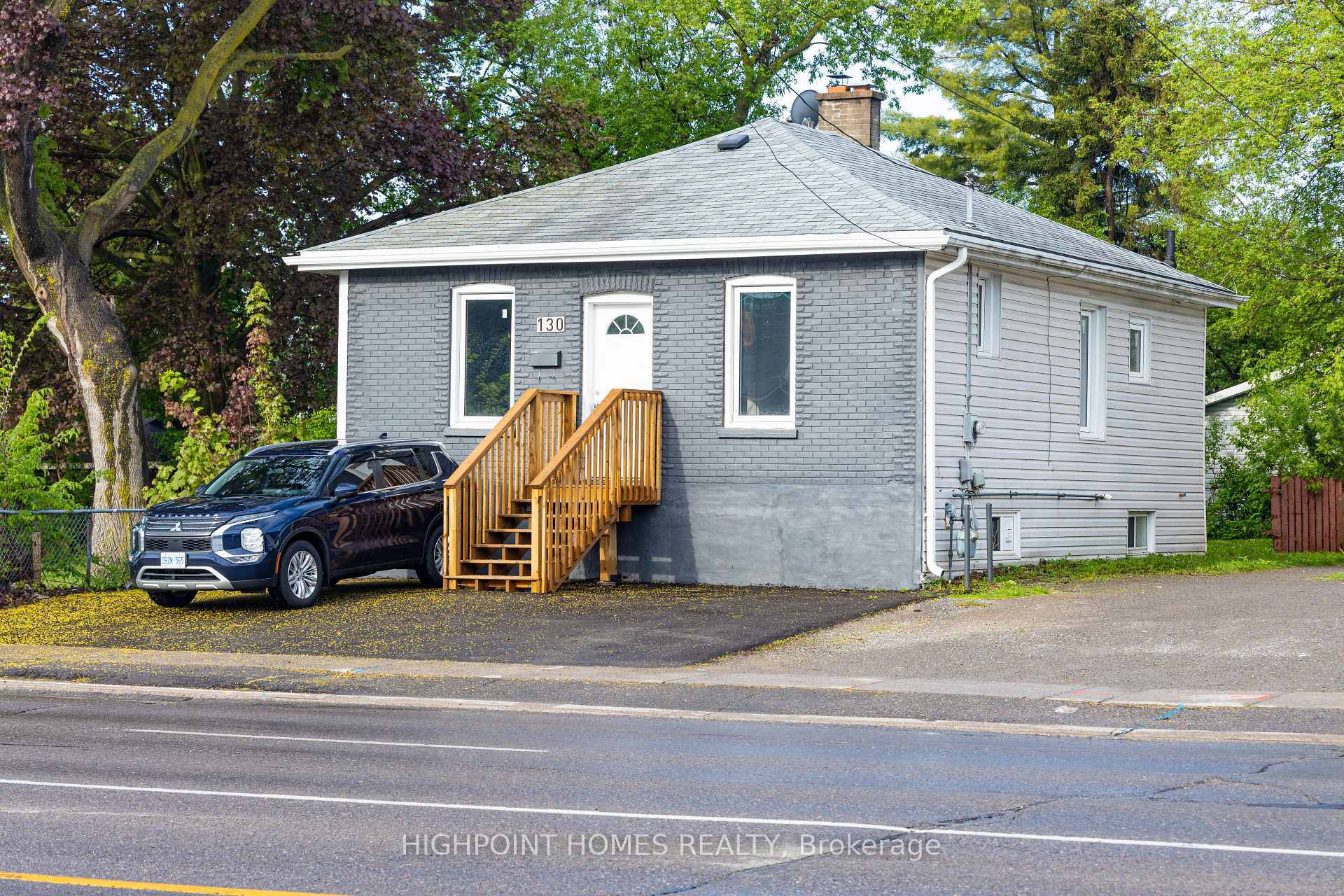 Property Photo:  130 Park Road S  ON L1J 4G9 