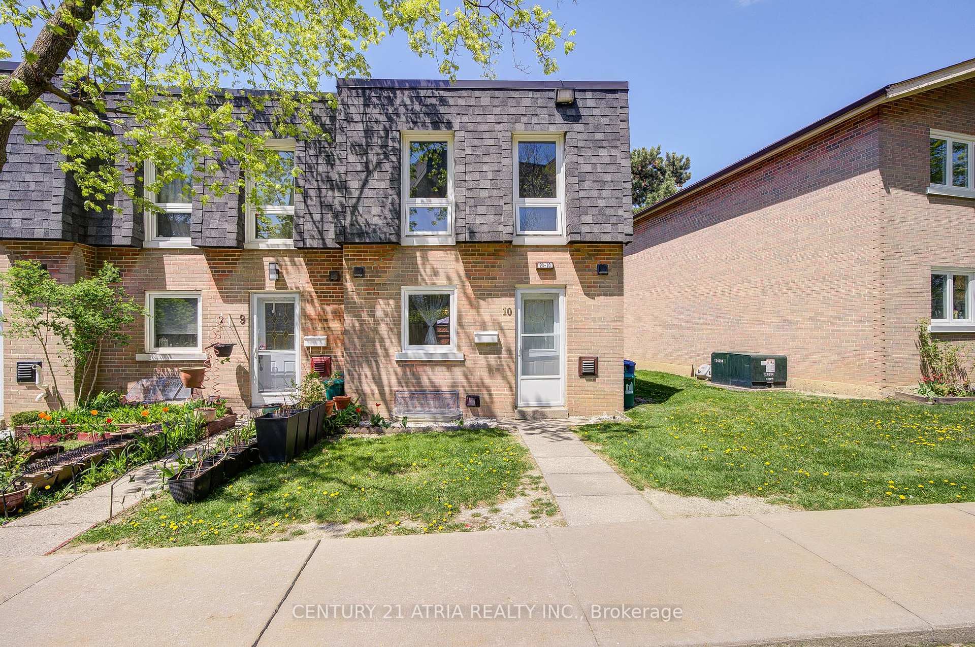 Property Photo: 20 Grandravine Drive 10 ON M3J 1B1
