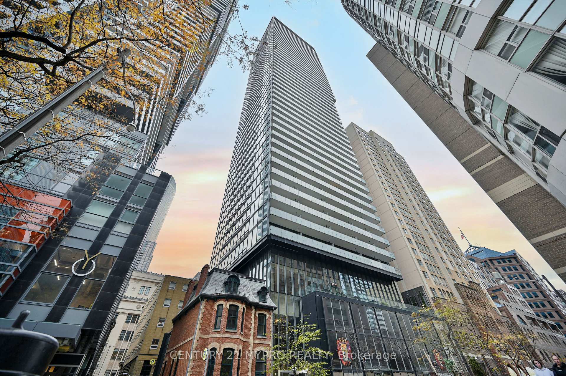 Photo de la propriété: 15 Grenville Street 1007 ON M4Y 0B9