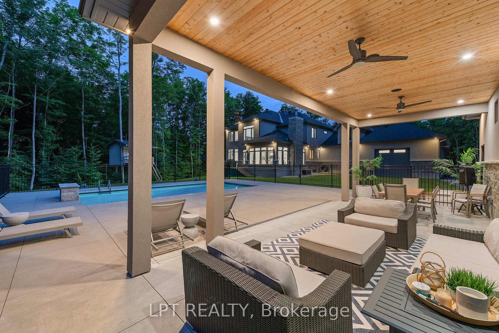 Property Photo: 5740 Queenscourt Crescent ON K4M 1K3