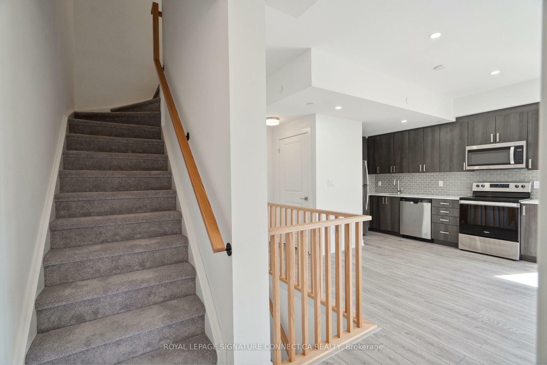 Property Photo: 4045 Hickory Drive 19 ON L4W 1L1