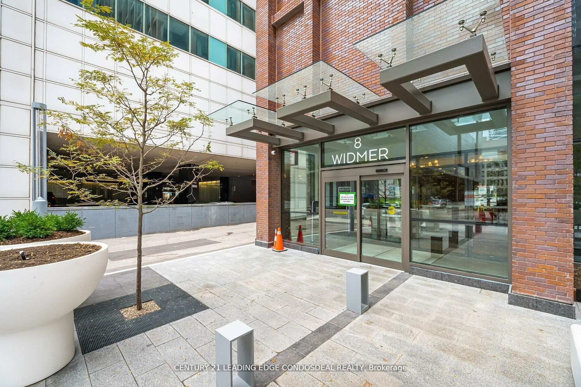 Photo de la propriété: 8 Widmer Street Lph5 ON M5V 0W6