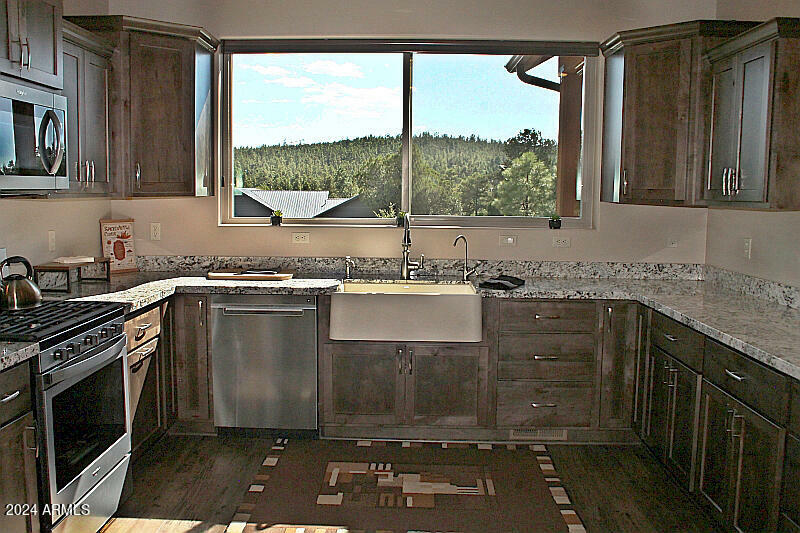 Property Photo: 860 W Snow Creek Trail AZ 85901