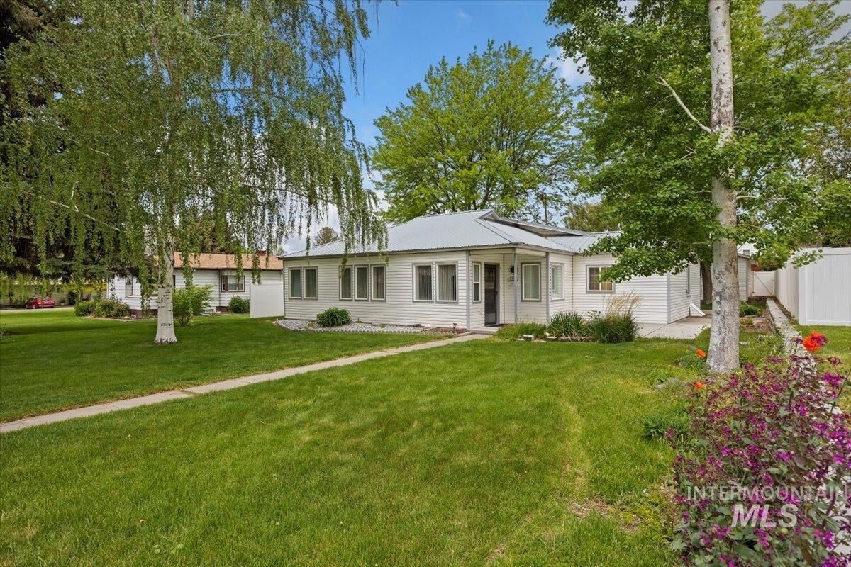 Property Photo:  704 E Avenue D  ID 83338 
