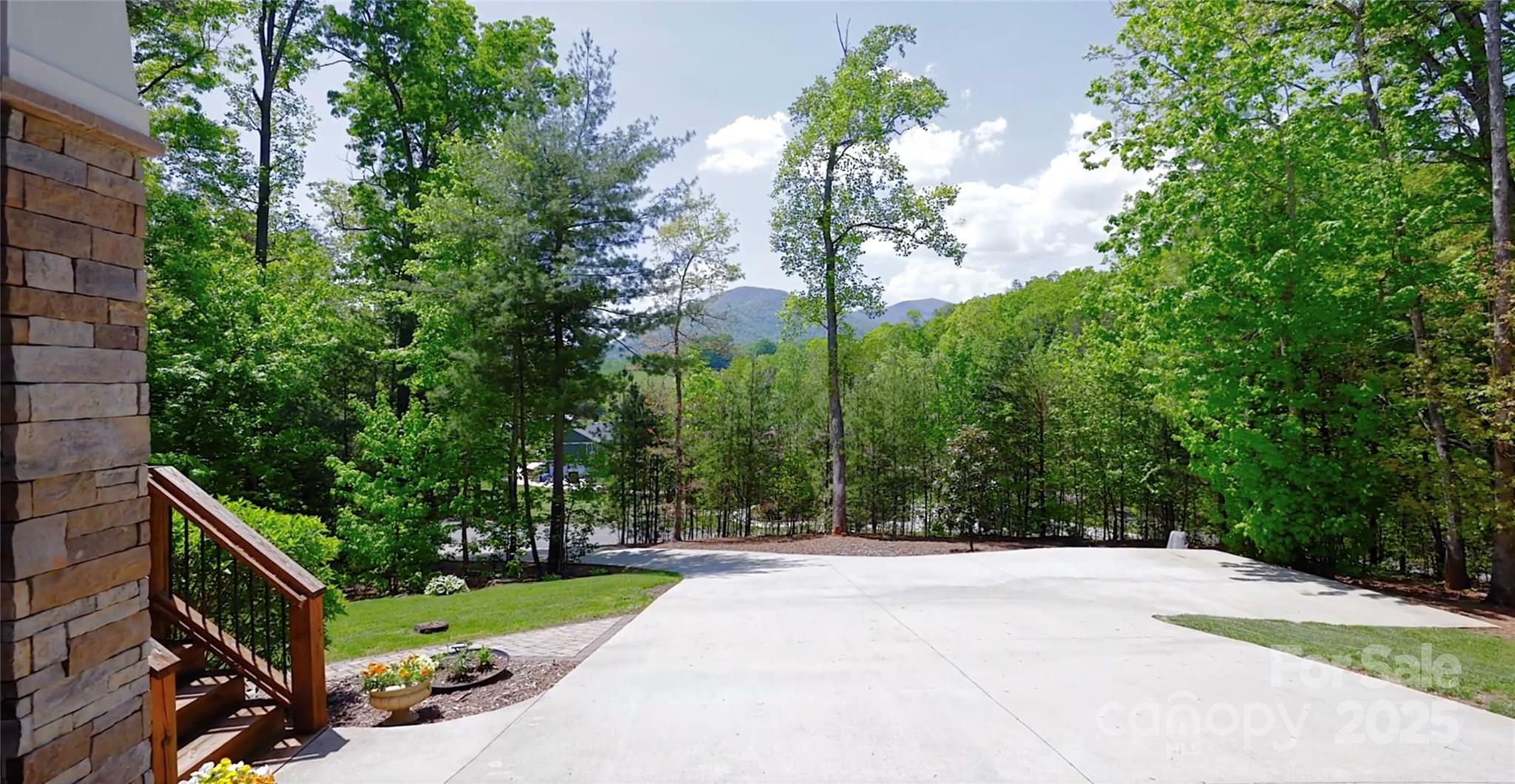 Property Photo: 9 Oak Mountain Drive NC 28748