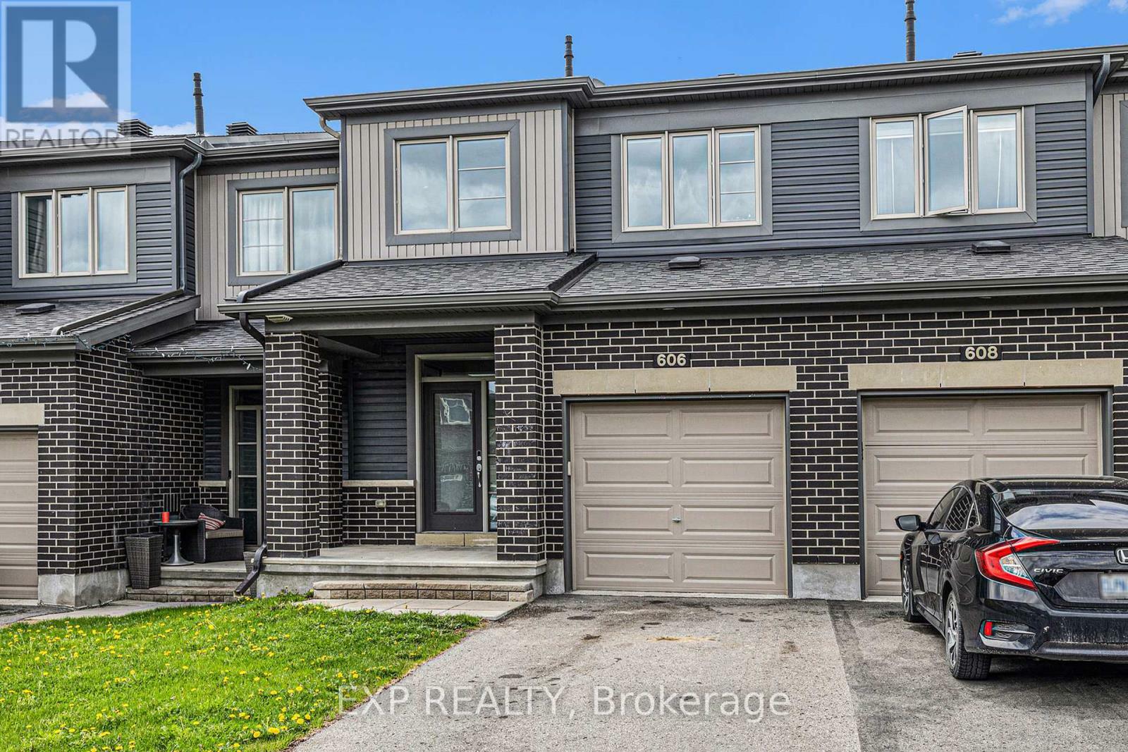Property Photo: 606 Geranium Walk ON K2S 2J6