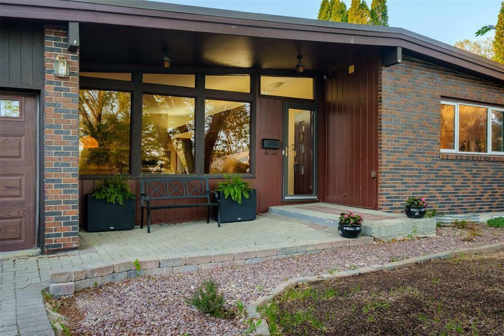 Property Photo: 15 Iroquois Bay MB R2J 2E1