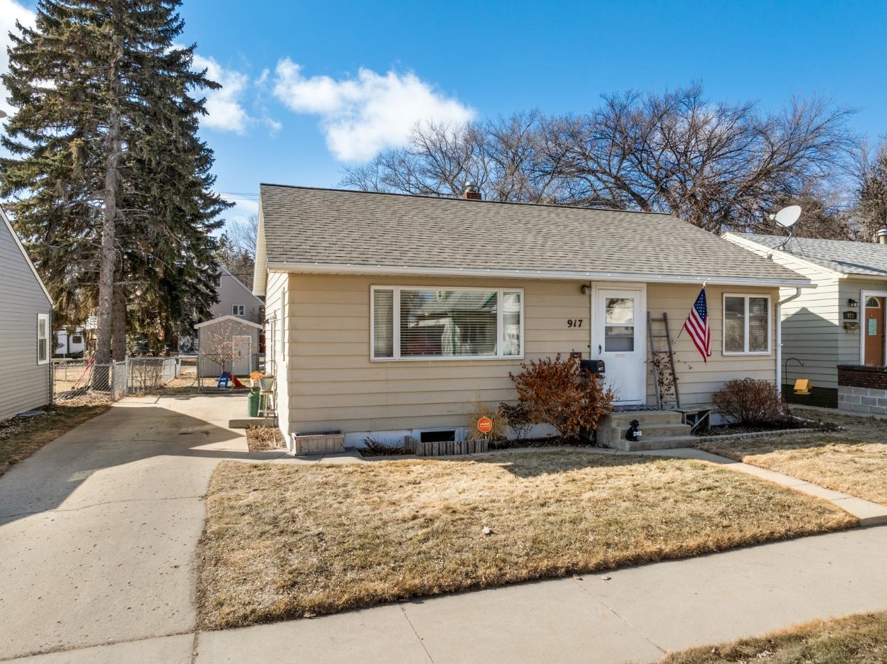 917 17th St NW  Minot ND 58703 photo