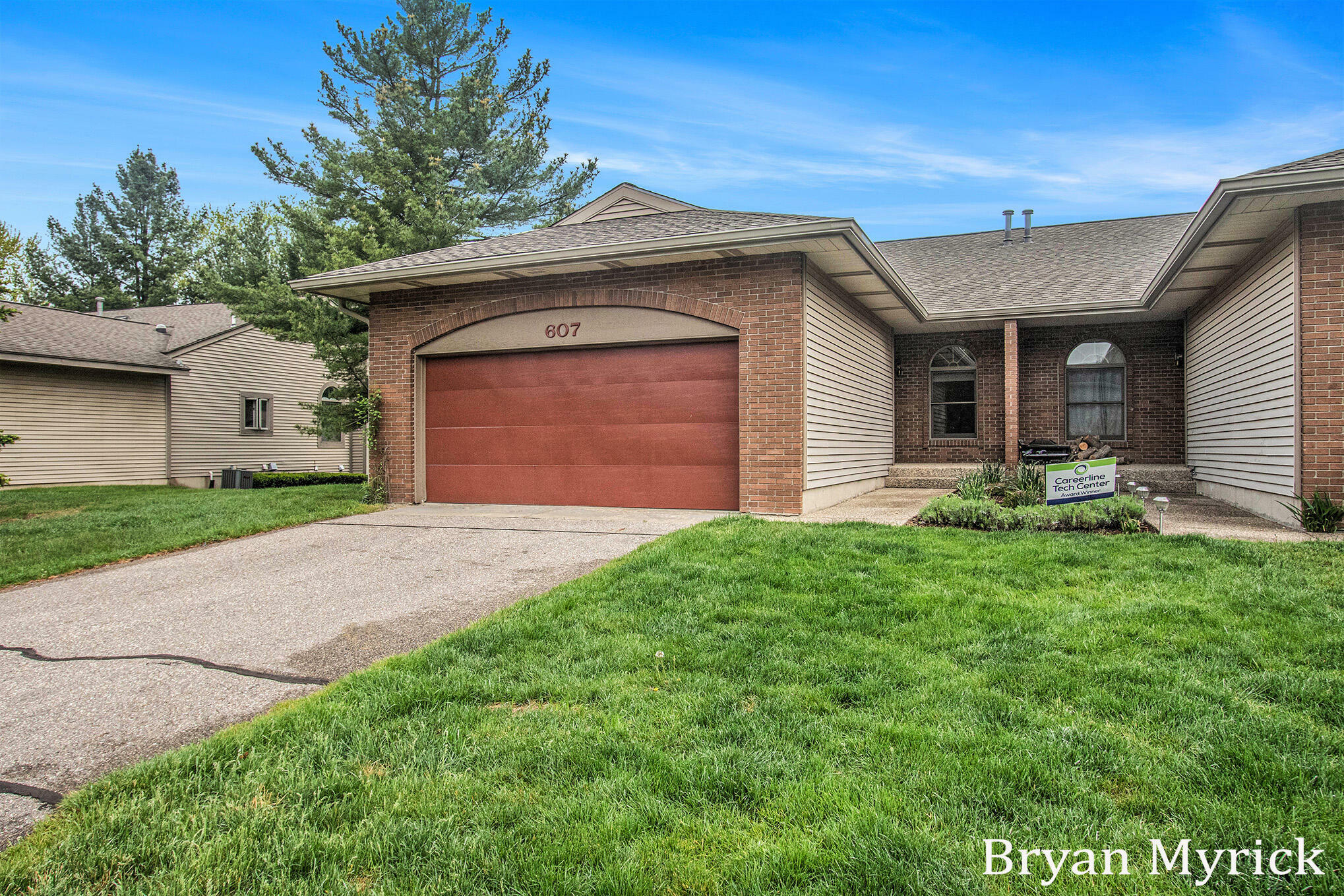 Property Photo: 607 Crestview Street MI 49423