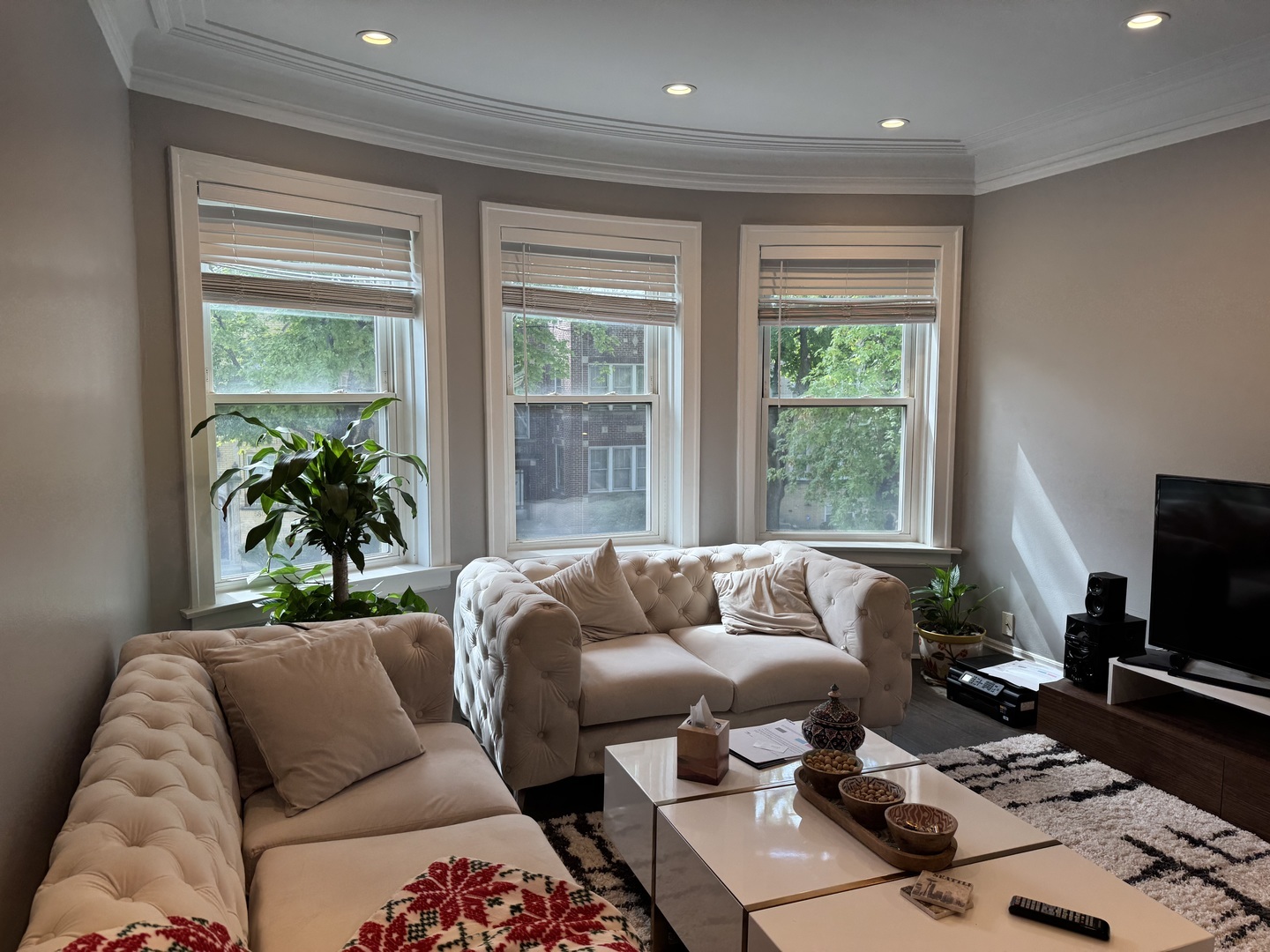 Property Photo: 5803 N Maplewood Avenue 2 IL 60659