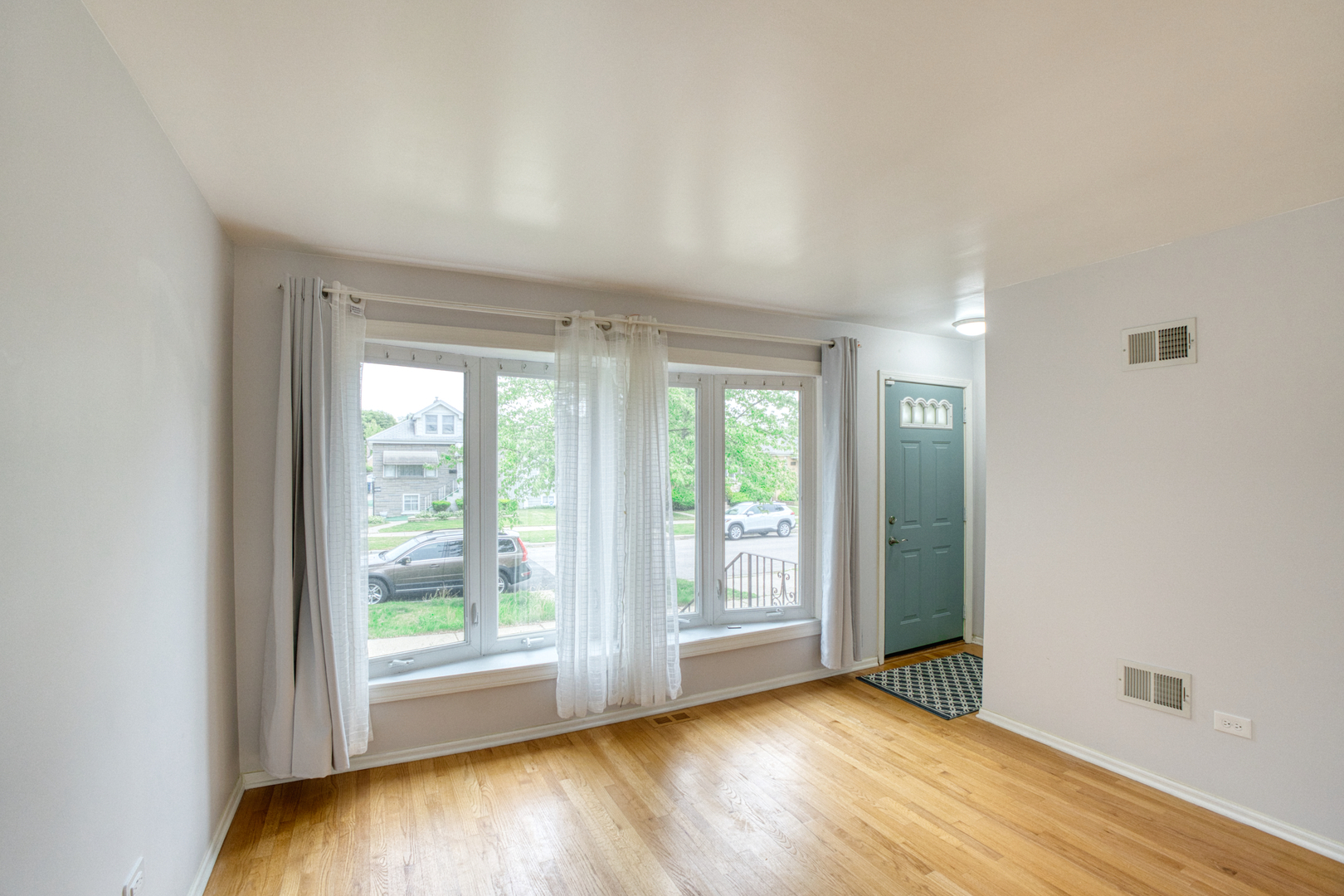 Property Photo: 5416 N Neva Avenue IL 60656