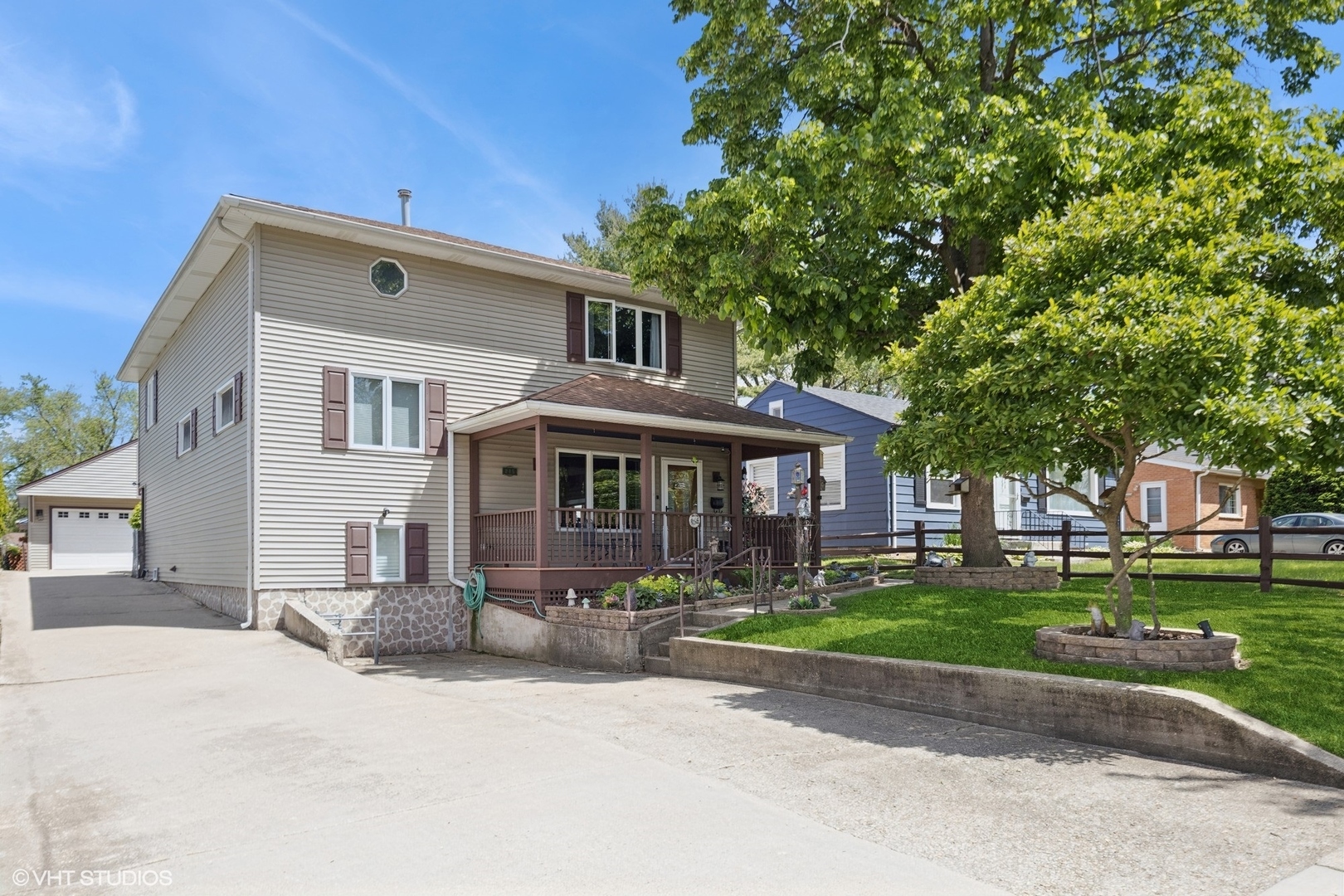 Property Photo: 215 S Edgewood Avenue IL 60148