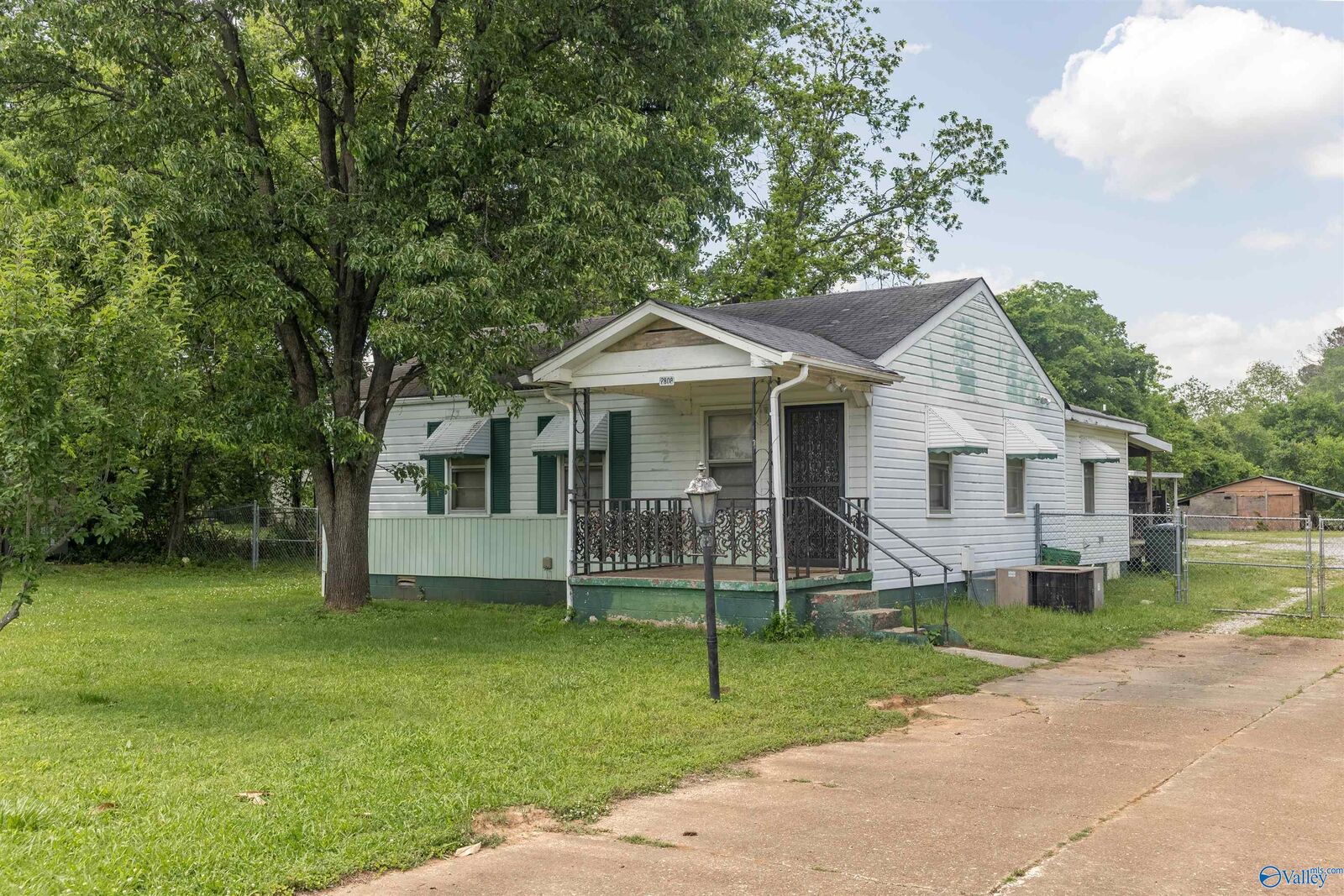 Property Photo:  2808 Elmore Road  AL 35805 