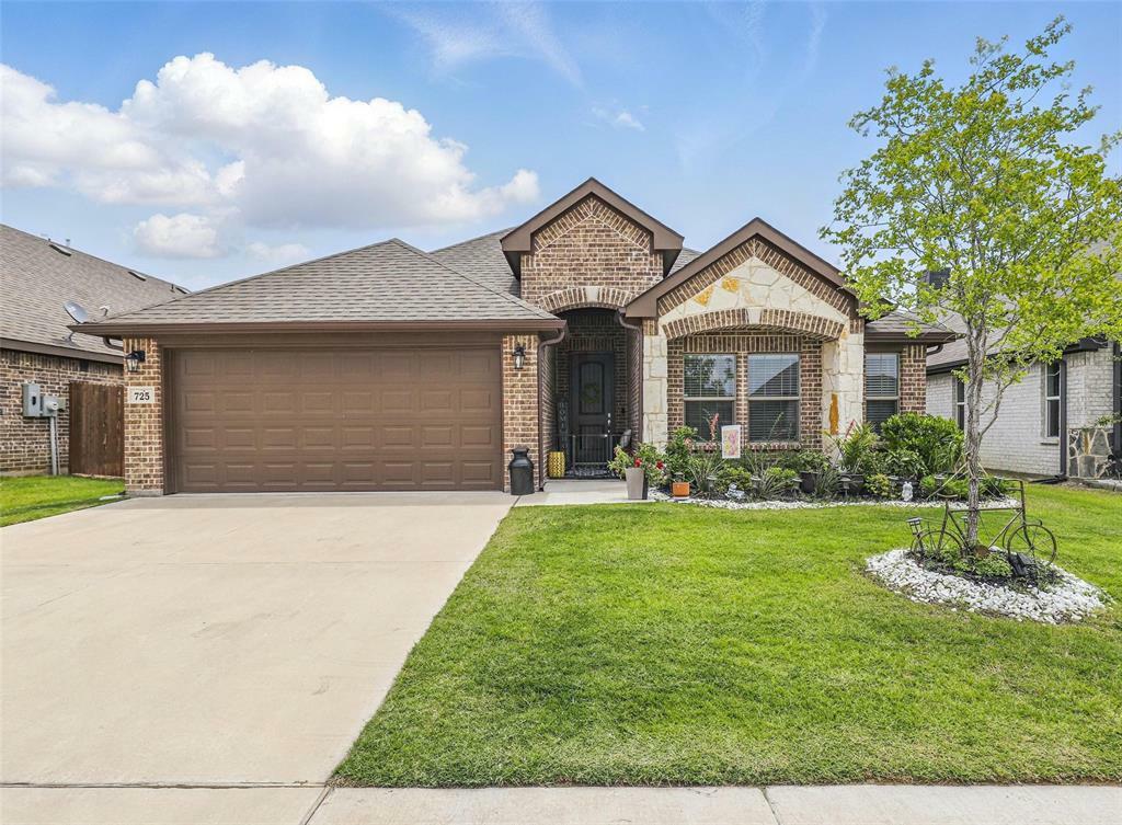 Property Photo: 725 Sandy Chip Trail TX 76108