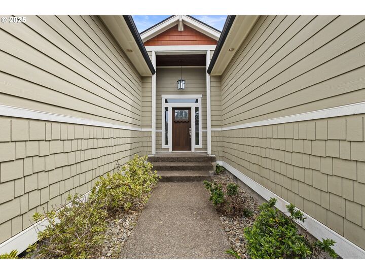 Property Photo:  1400 Holloway Mews  OR 97420 