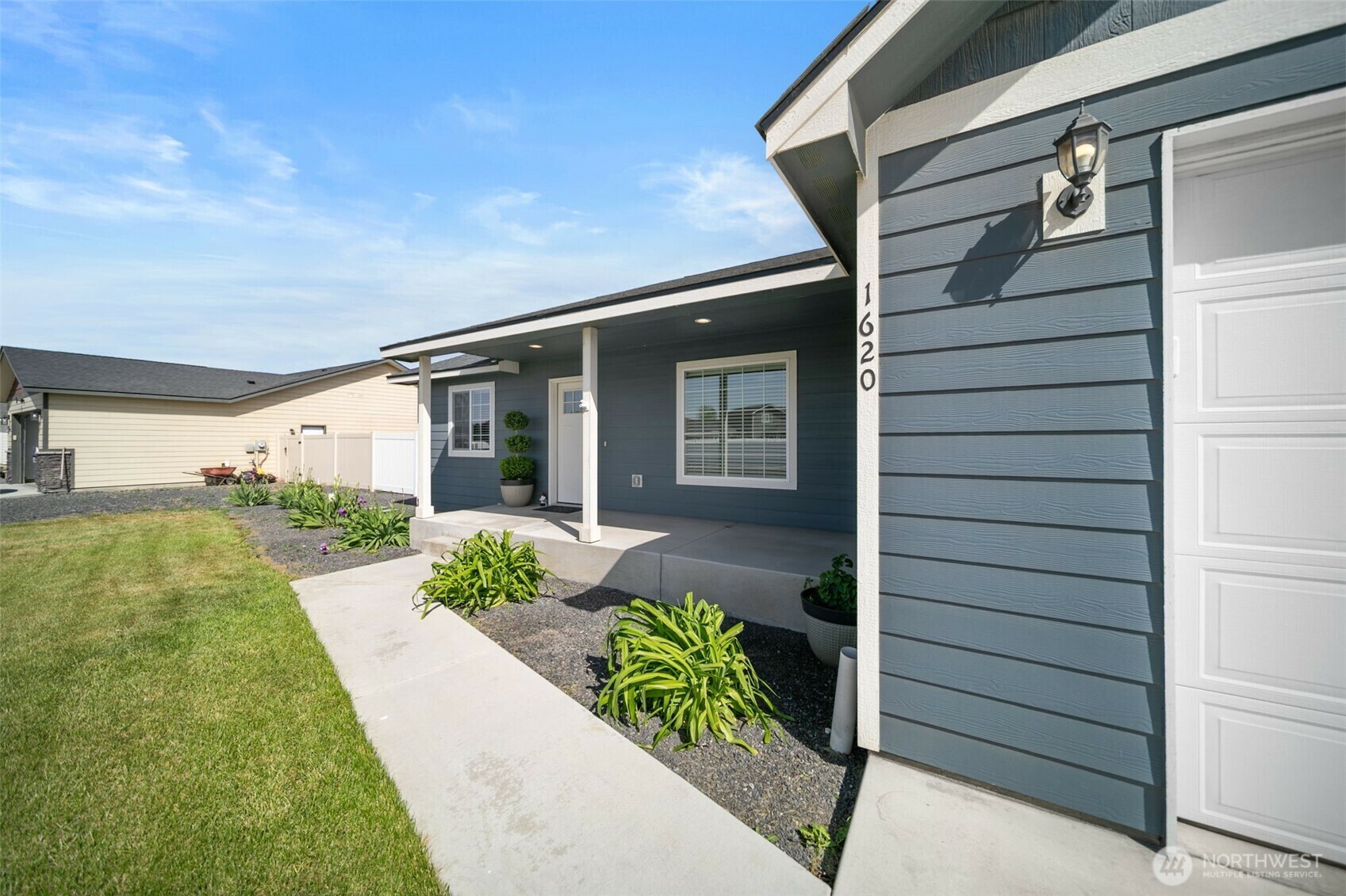Property Photo: 1620 2nd Ave SW WA 98848