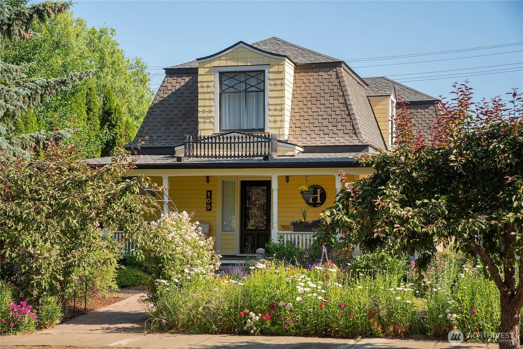 Property Photo: 109 E 10th Avenue WA 98926