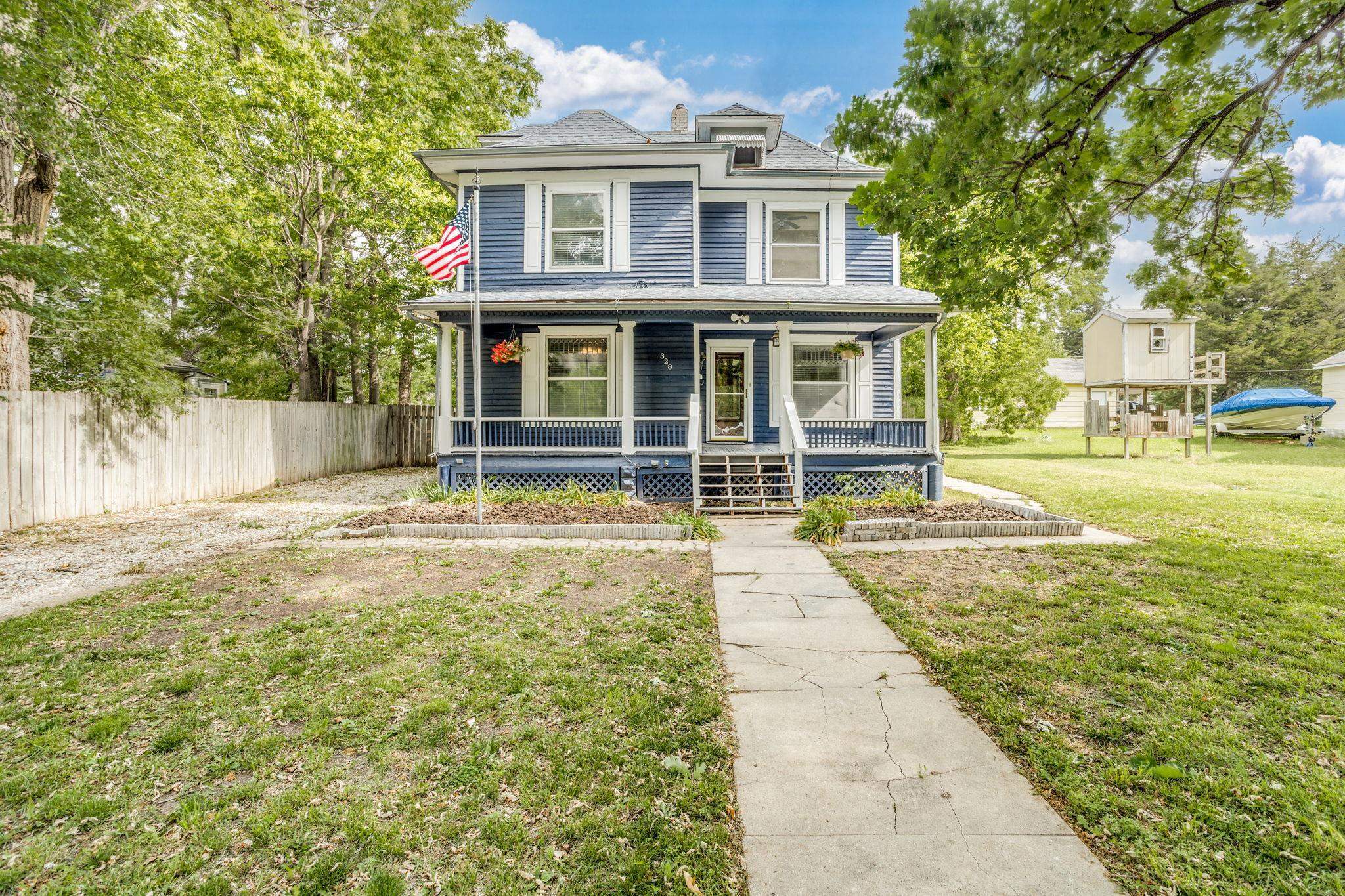 Property Photo: 328 E 8th St KS 67114