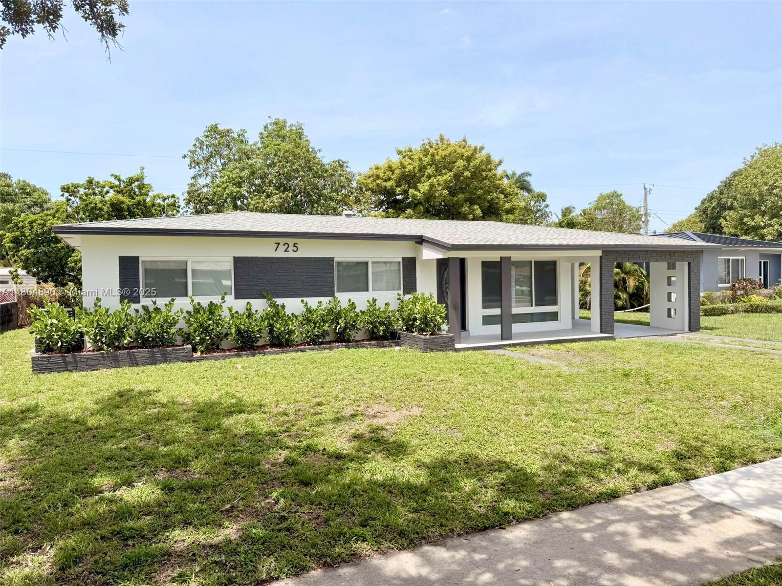 Property Photo:  725 W Dayton Cir  FL 33312 