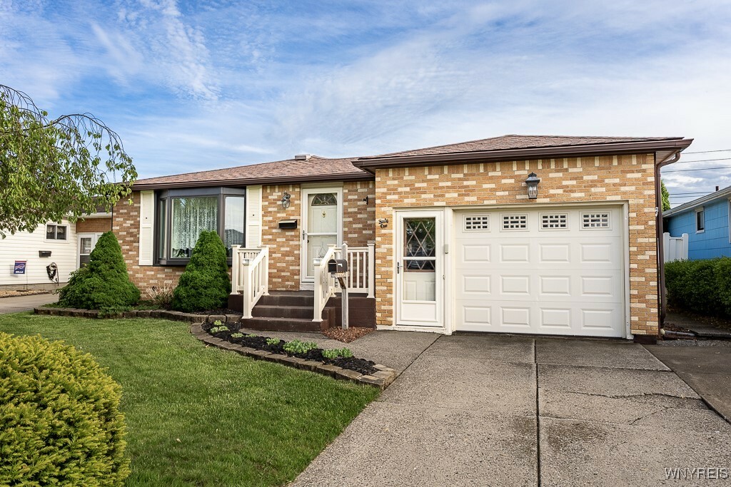 Property Photo: 61 Cheekwood Drive NY 14227