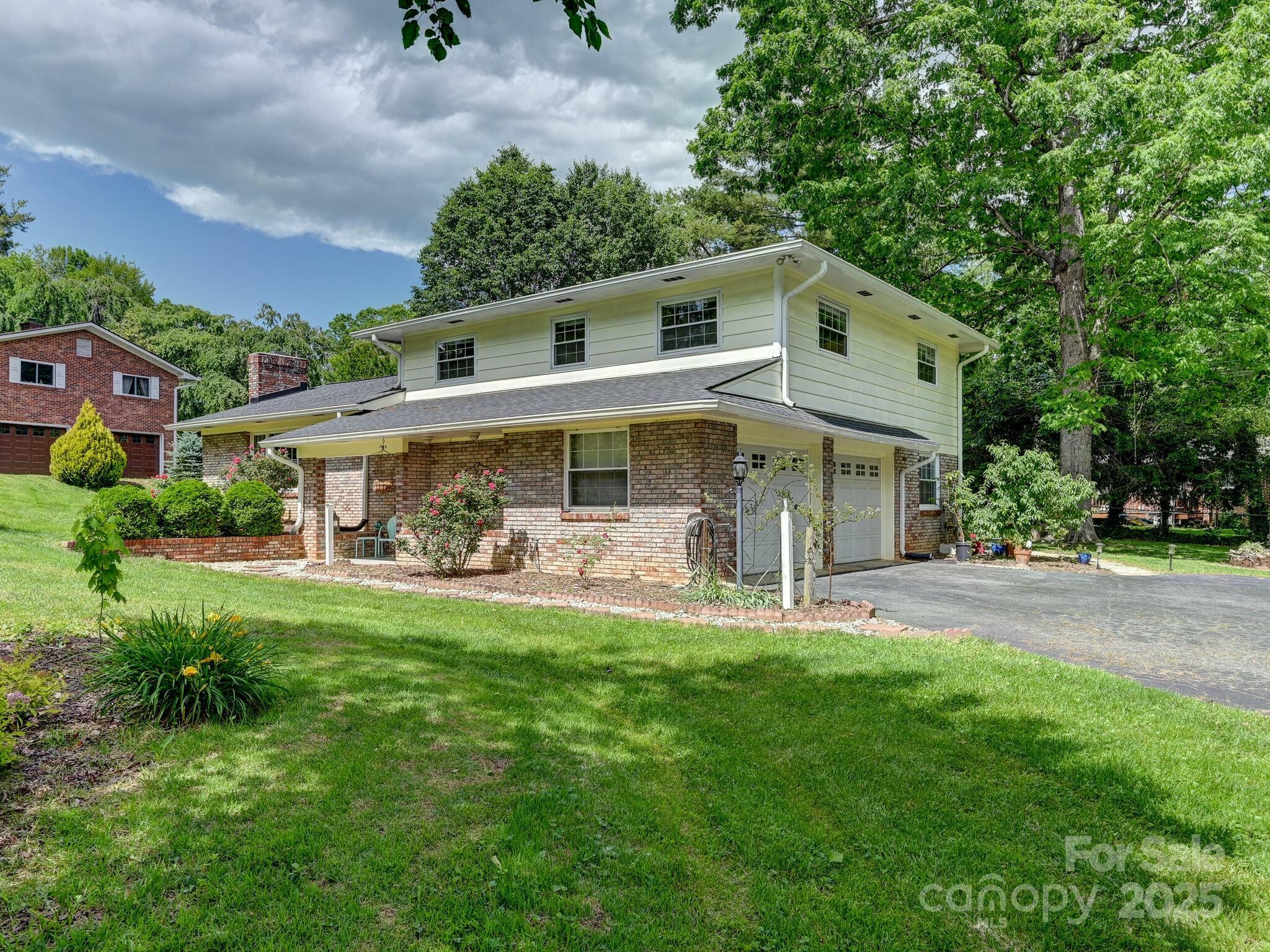 Property Photo: 1136 Carousel Lane NC 28792
