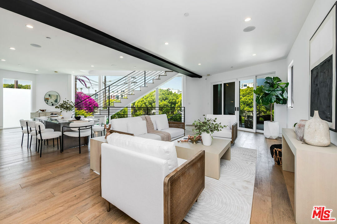 Property Photo: 126 Thornton Pl CA 90291