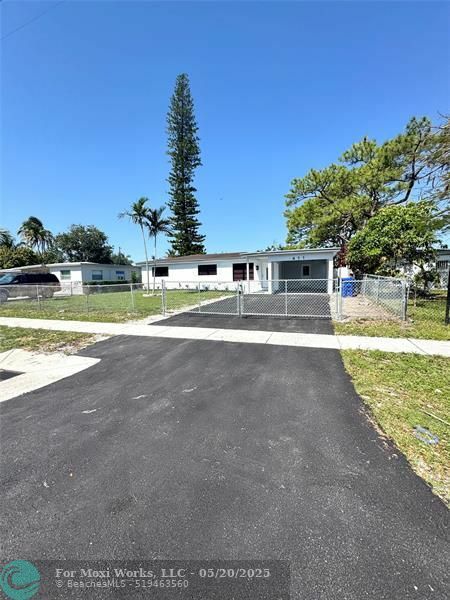 Property Photo: 411 SW 31 Ave FL 33312
