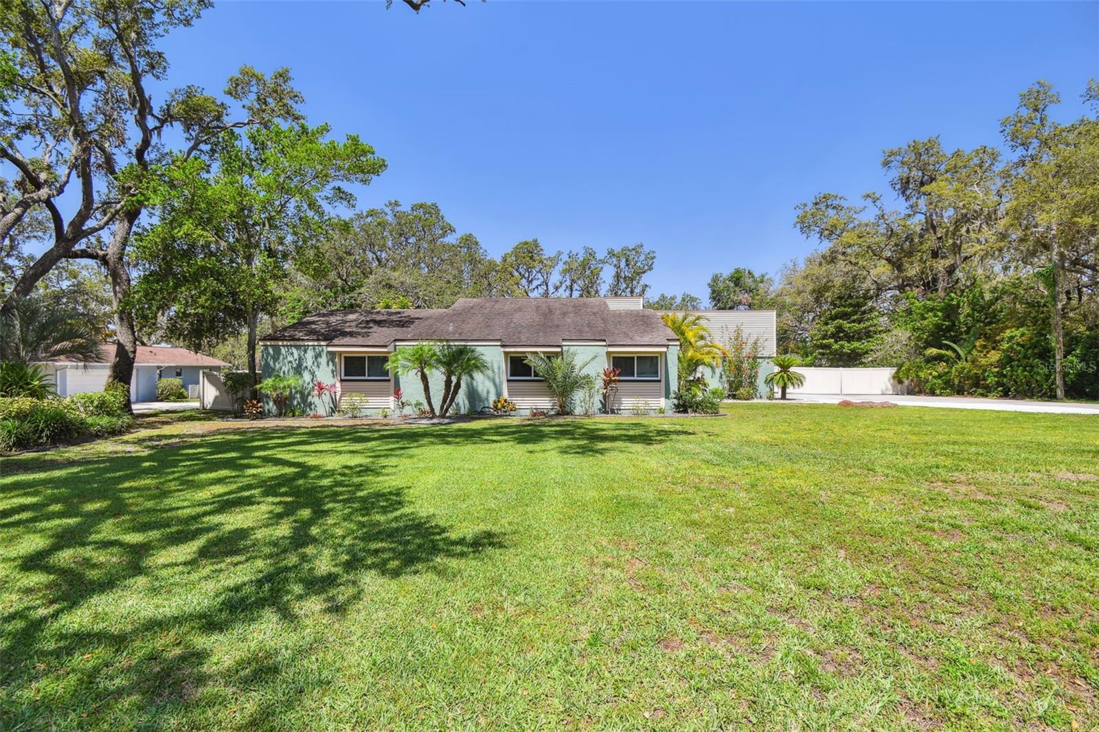 Property Photo: 11203 Killearn Court FL 33569