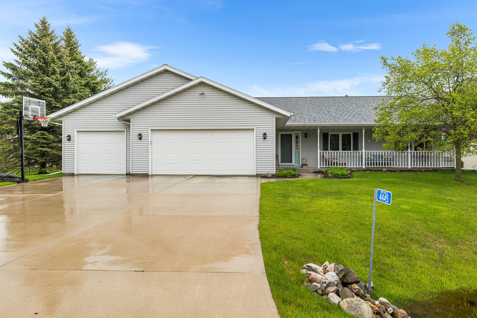 Property Photo: 4445 White Oak Ln WI 53083