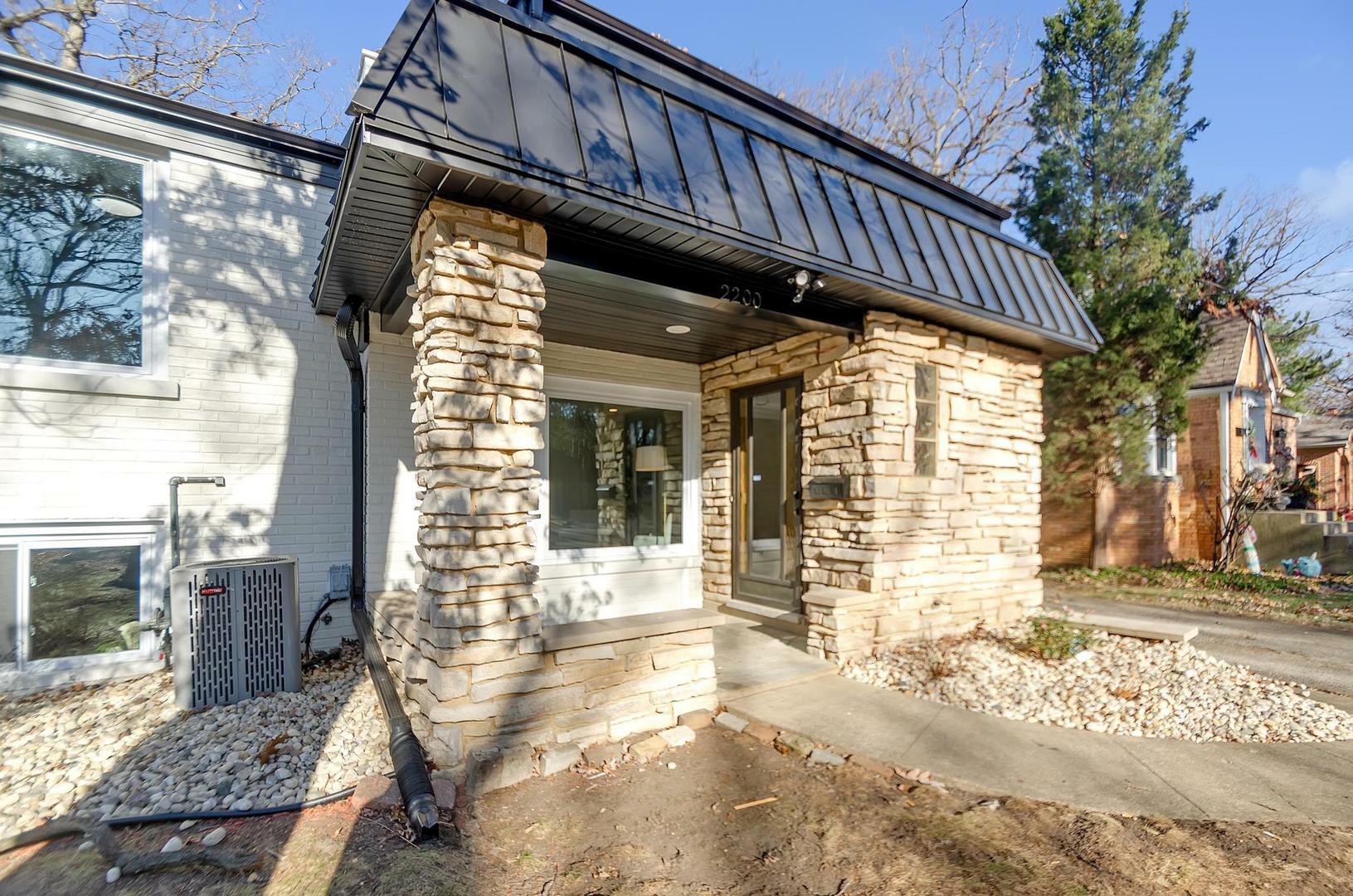 Property Photo: 2200 W Crescent Avenue IL 60068