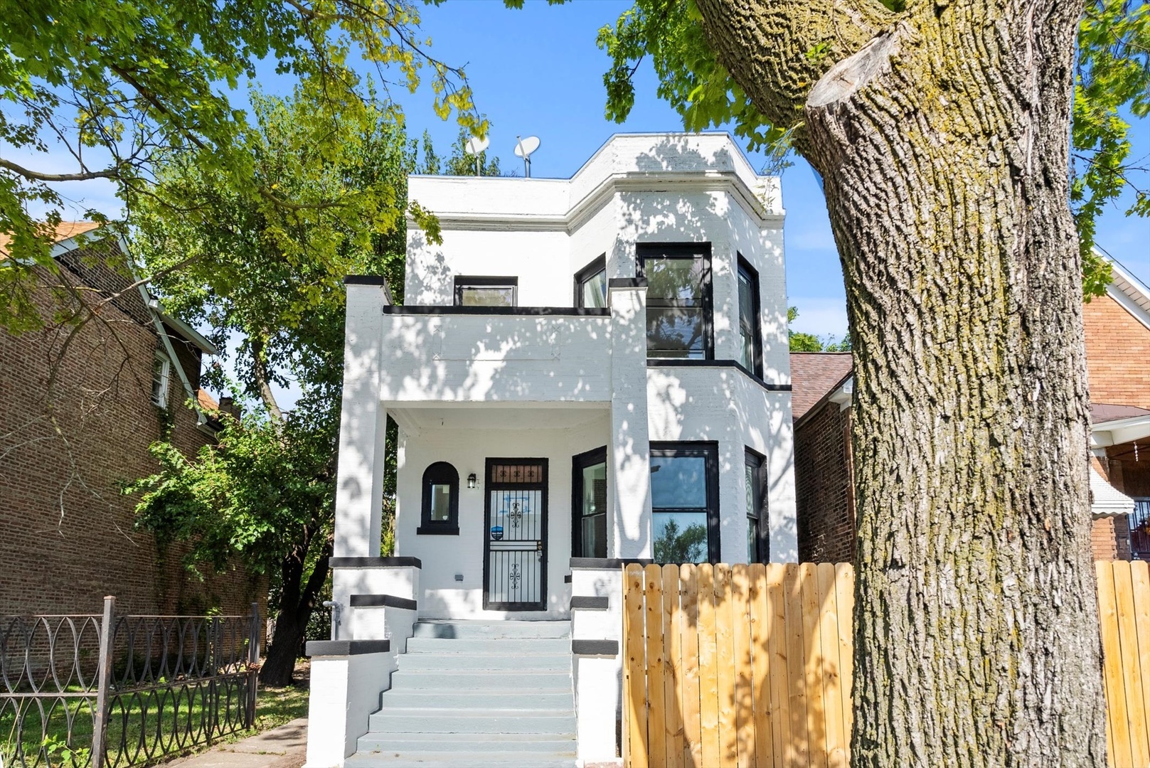 Property Photo: 4336 W Gladys Avenue IL 60624