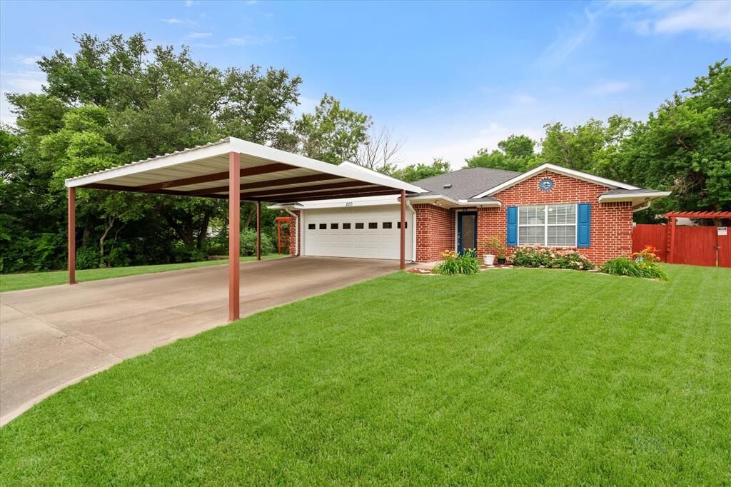 Property Photo:  200 Oakview Circle  TX 76667 