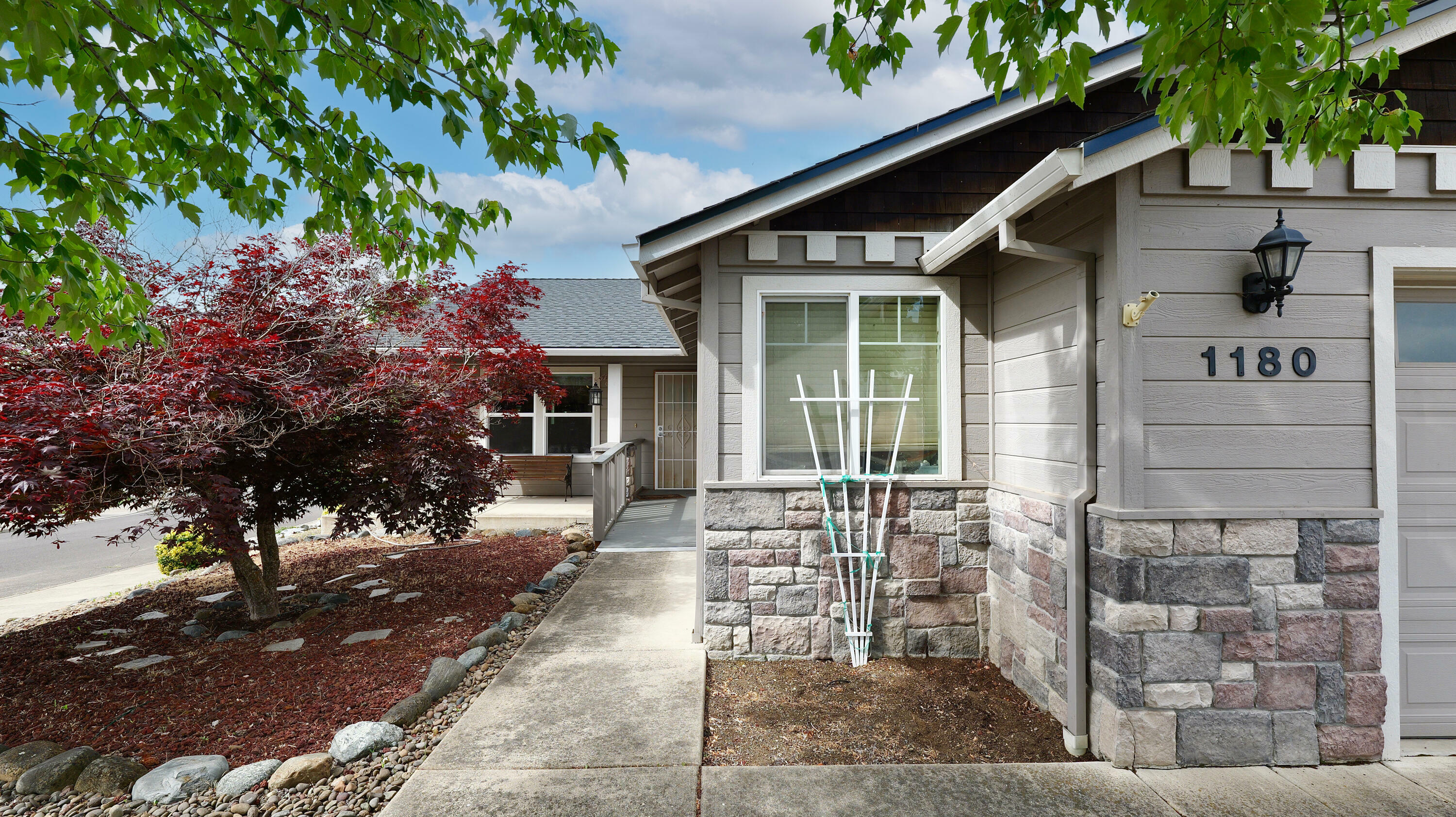 Property Photo: 1180 Highlands Drive OR 97524