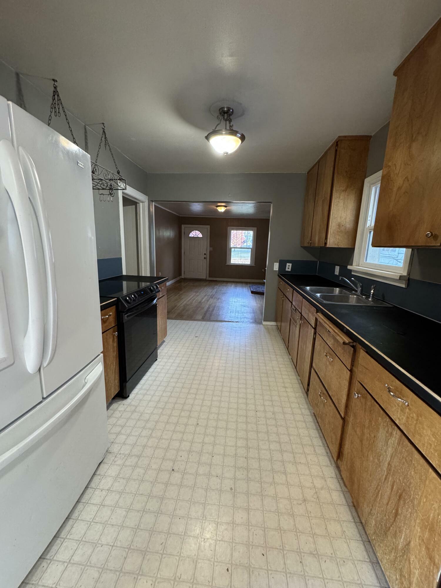 Property Photo: 1936 Fremont Street OR 97601